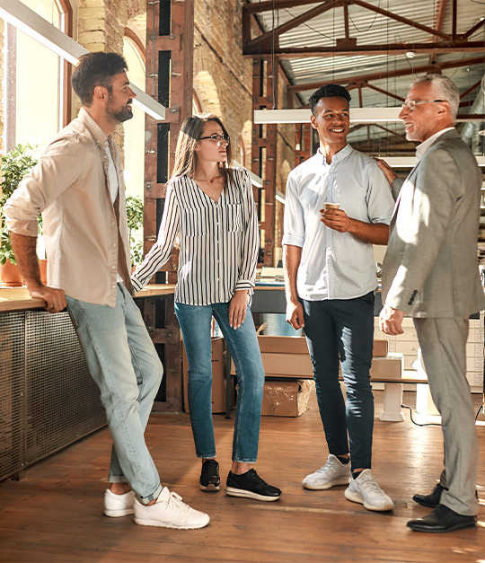 Tres personas hablan de las relaciones con los clientes